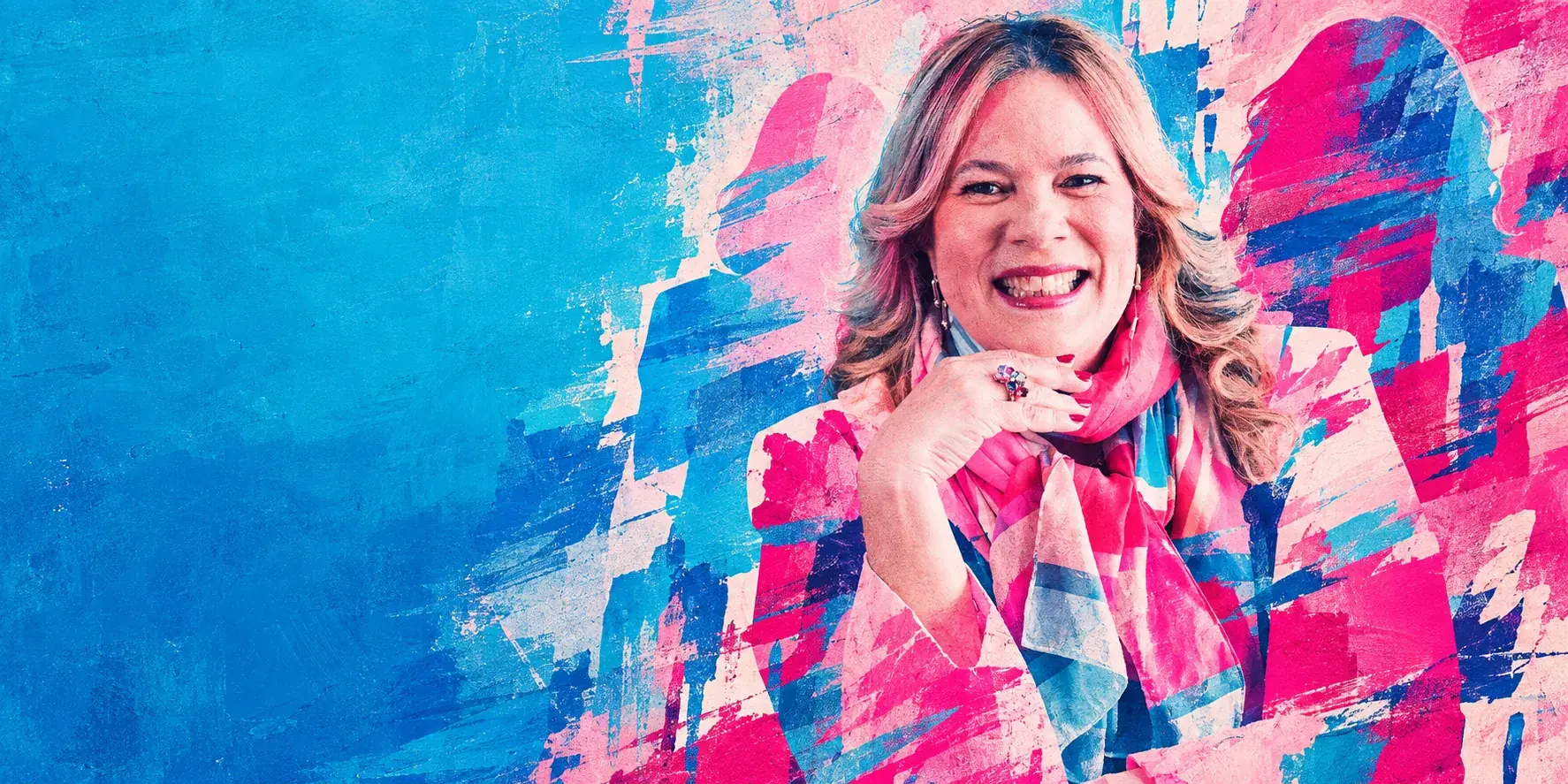 Sandra Martinelli em composição pictórica rosa e azul, sorrindo com a mão junto ao queixo.